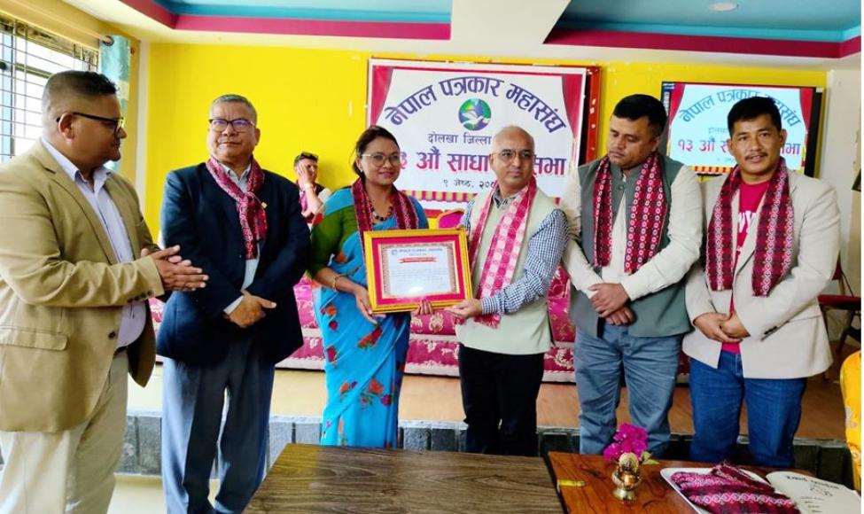 विकास पत्रकारिता पुरस्कारबाट खड्का सम्मानित